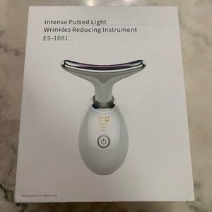 NWT wrinkle reducing anti aging light device